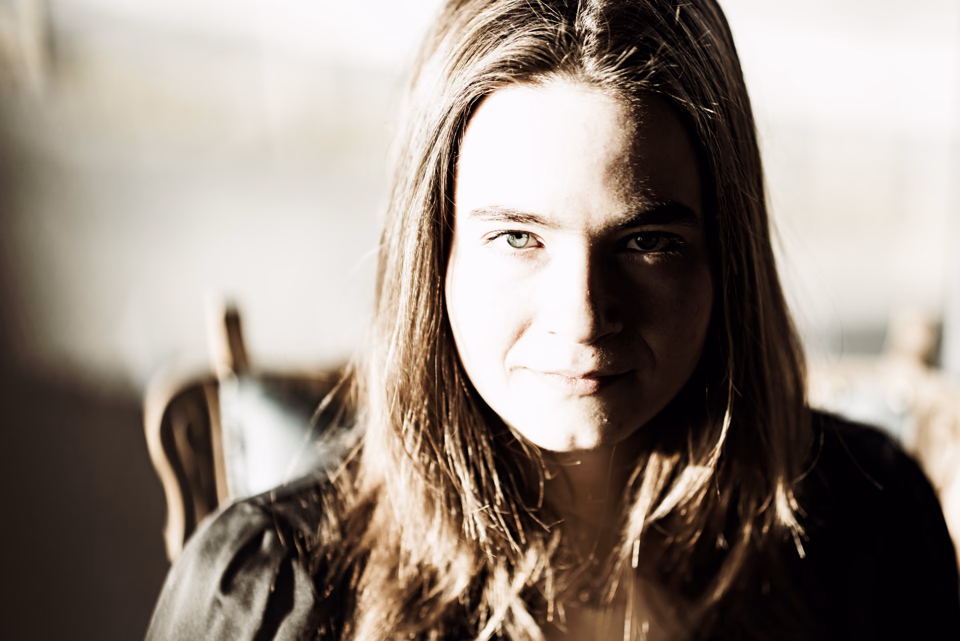 Hadewych portrait hair down, looking into the camera